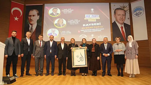 'SİYASET AKADEMİSİ KADIN'
