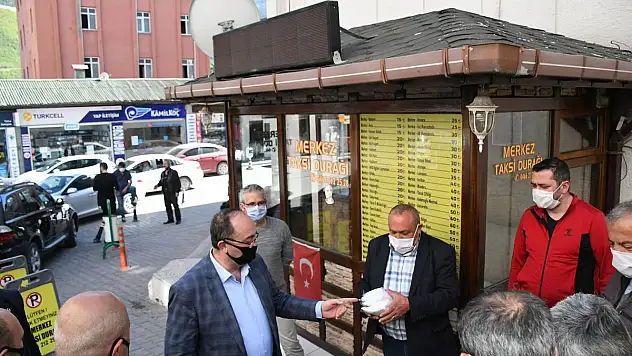 ŞOFÖR ESNAFIMIZA MASKE DAĞITTIK