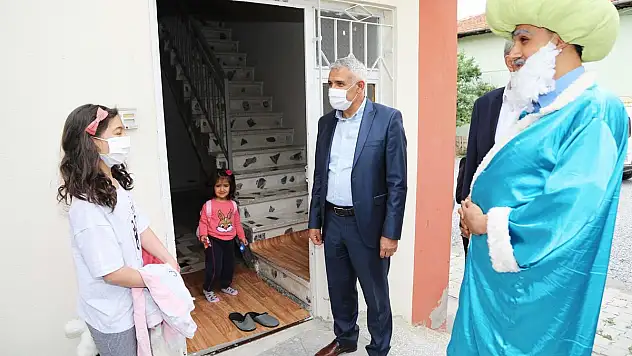 SOKAĞA ÇIKAMAYAN ÇOCUKLARIN BAYRAM ŞEKERİ BATTALGAZİ BELEDİYESİ'NDEN