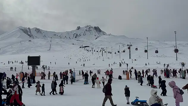Sömestirin son gününde Erciyes'te yoğunluk