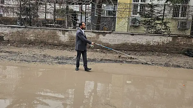 SP'li Onat, suyla kaplanan yolda oltayla tepki gösterdi