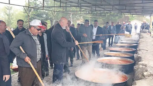 ŞÜKÜR SOFRASINDA  VATANDAŞLARLA BULUŞTU