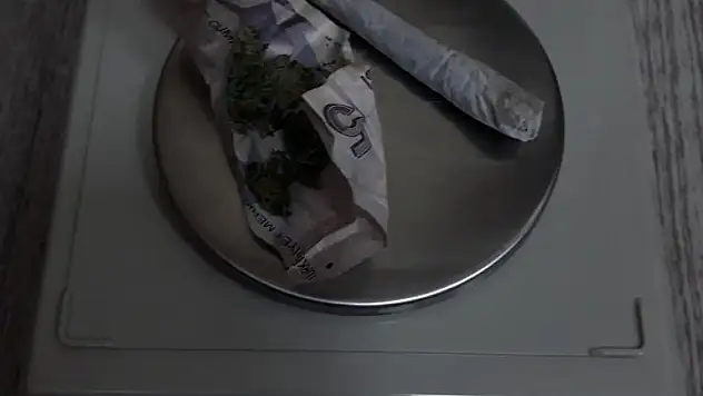 Şüpheli 2 kişinin üzerinden uyuşturucu çıktı