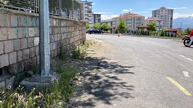 Sürücü adayları yoğun ve dar olan pistten şikayetçi
