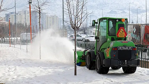 Talas Belediyesi Karla Mücadelede gece gündüz sahada