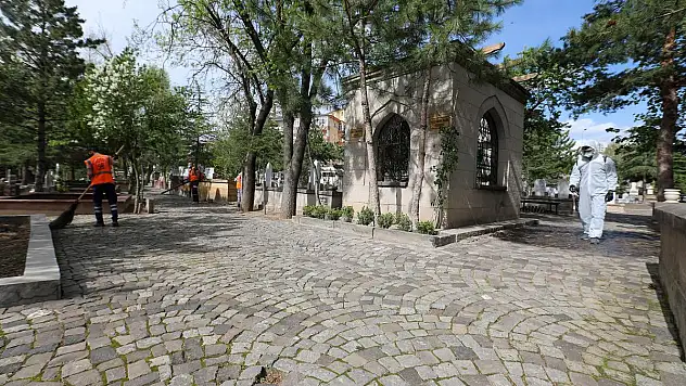 TALAS'IN MEZARLIKLARINDA BAYRAM HAZIRLIĞI
