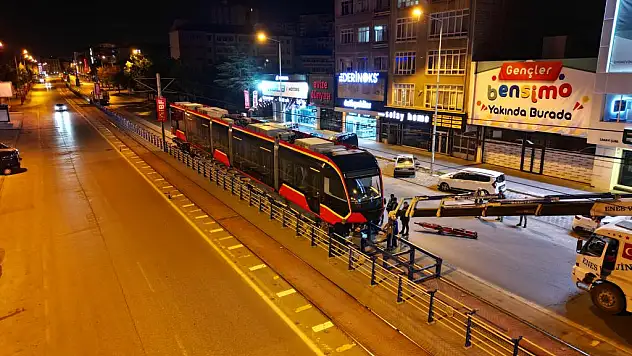 TALAS MEVLANA-CUMHURİYET MEYDANI RAYLI SİSTEM HATTINDA İLK TRAMVAYI RAYLARA İNDİRDİ
