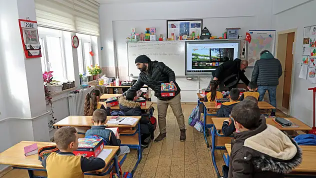 Talas'ta 813 öğrenciye kışlık ayakkabı desteği