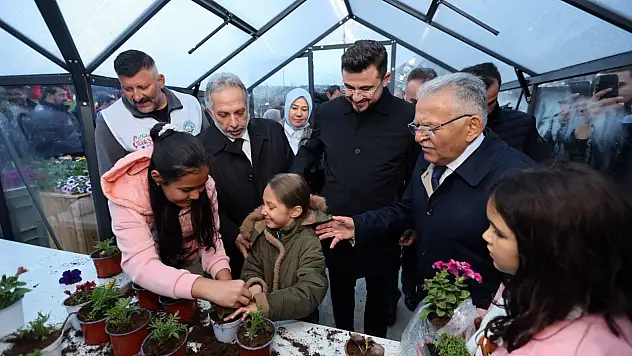 Talas'ta Çiçek Şenliği Başladı