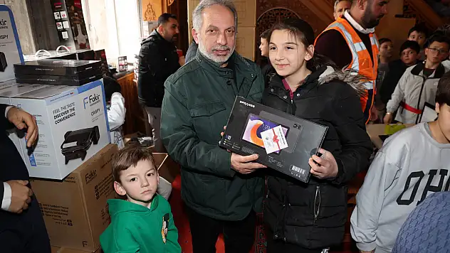 Talas'ta Çocuklar Teravih Coşkusunu Hediyelerle Taçlandırdı