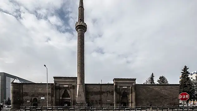 Tarihi caminin minaresi tehlike arz ediyor