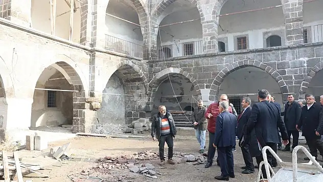 Tarihi Vezirhan restorasyon çalışmaları