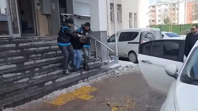 Tartıştığı arkadaşını bıçaklayarak öldüren şüpheli tutuklandı
