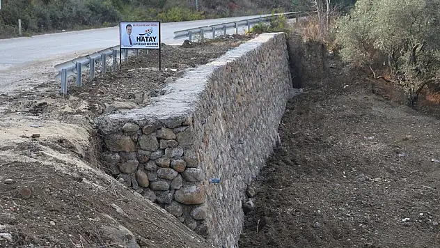 TEHLİKE ARZ EDEN YOLLARDA TAŞ DUVAR ÇALIŞMALARI SÜRÜYOR