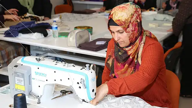 TEKSTİLİN VE TEKSTİL SEKTÖRÜNÜN TÜM İNCELİKLERİNİ ÖĞRENİYOR