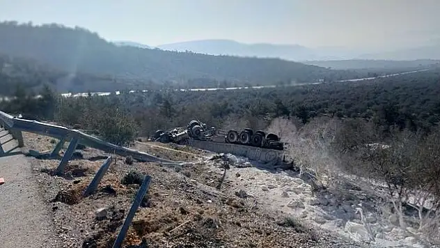 TIR, bahçeye uçtu! 2 can kaybı var
