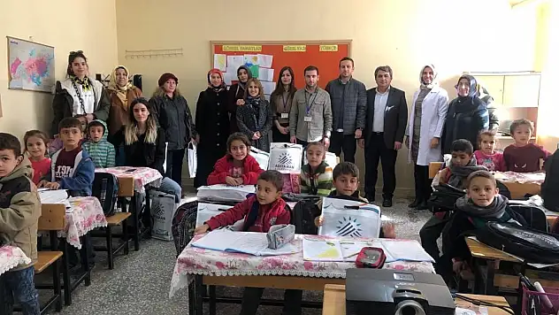 TOGEM'den Köy Okuluna Kırtasiye Desteği