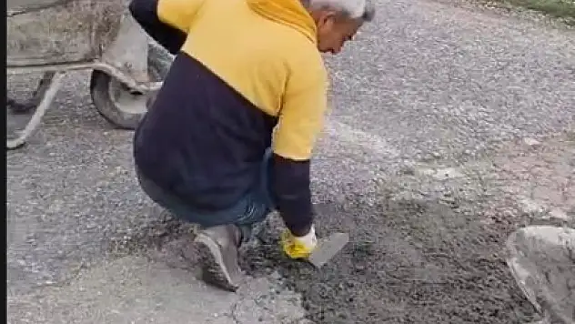 Tomarza'da mahalleli bozuk yolu kendi imkânlarıyla onardı