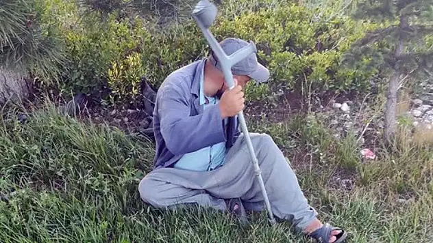 Topladığı paraları koltuk değneğine zulaladı