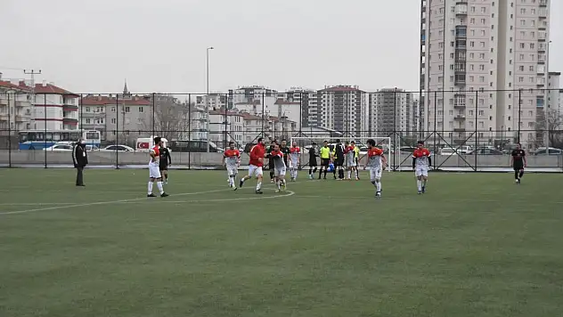 Türk Halk Müziği konserini izledi