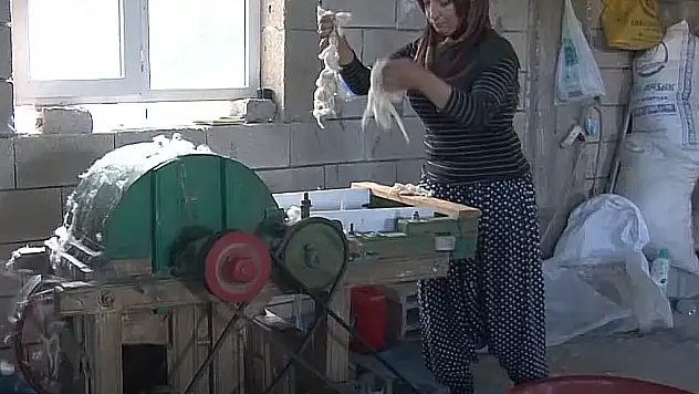 YÜN KÖPÜME MAKİNASI İLE EVİNİN GEÇİMİNE KATKI SAĞLIYOR