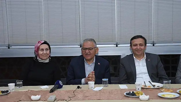 ÜNİVERSİTE ÖĞRENCİLERİYLE SAHURDA BULUŞTU