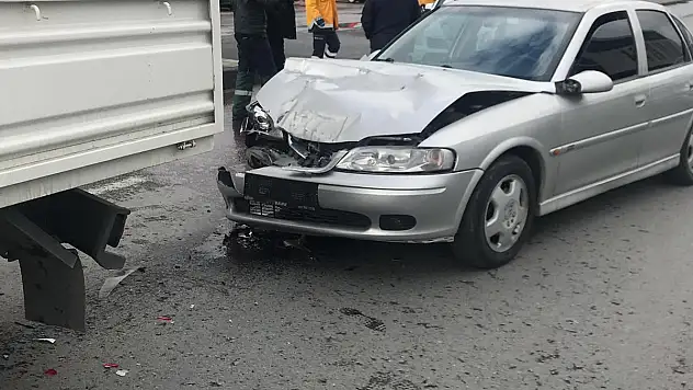 Üst geçitte 4 araç birbirine girdi