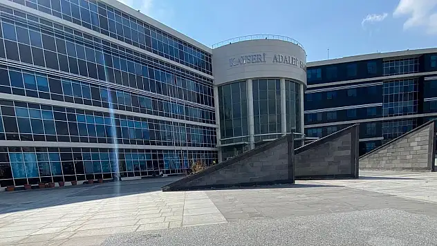 Uyuşturucu almaları için para verdiği arkadaşlarına dava açtı