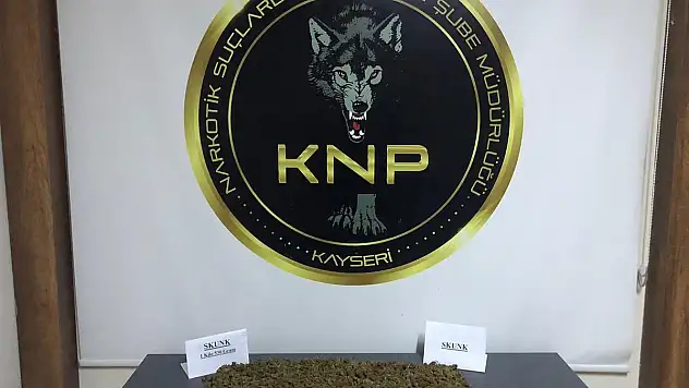 Uyuşturucu maddeyi stepneye gizlemiş