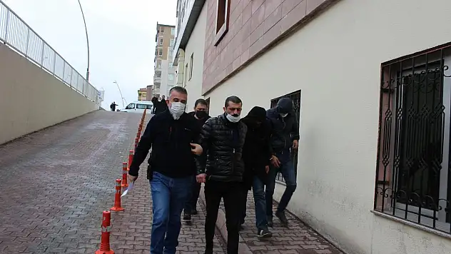Uyuşturucu şüphelisi 5 kişi adliyede