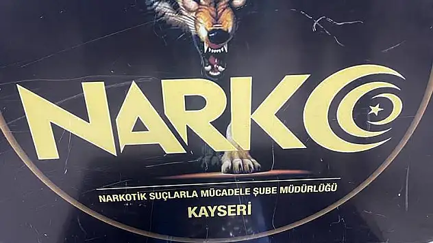 Uyuşturucuyu sobada yakmak üzereyken yakalandılar
