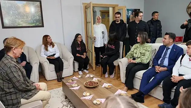 Vali Aygöl'den Anlamlı Öğretmen Ziyareti