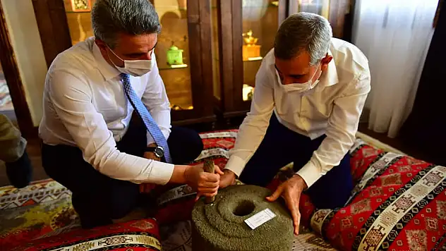 VALİ BARUŞ, EL DEĞİRMENİNDE KAHVE ÖĞÜTTÜ