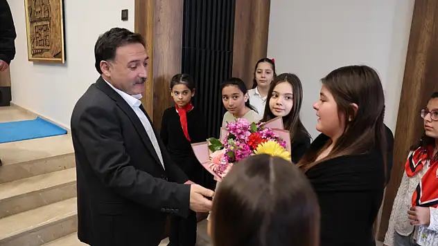 Vali Çiçek, İstiklal Marşı Yarışması Birincilerini Kabul Etti