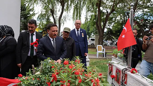 Vali Çiçek, Kartal Şehitliği'nde şehitleri andı
