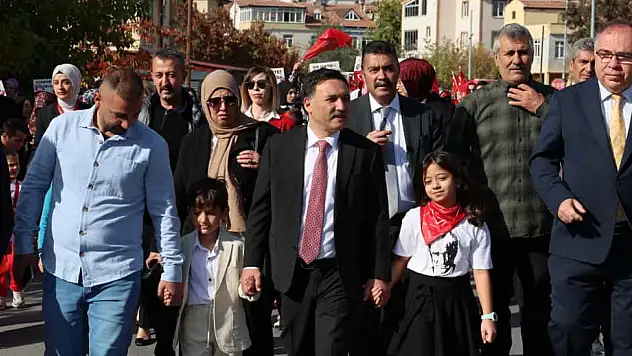 Vali Çiçek, Miniklerle Cumhuriyet Coşkusunu paylaştı