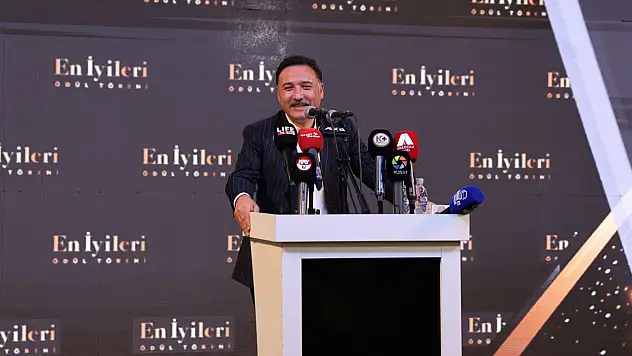 Vali Çiçek, Mobilya sektörünün zirvesinde ödülleri takdim etti