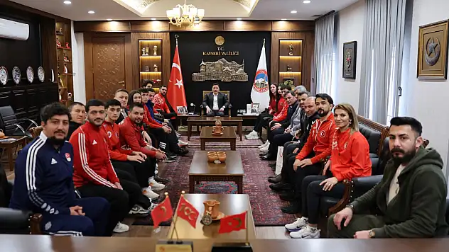 Vali Çiçek, Şampiyon sporcuları makamında ağırladı