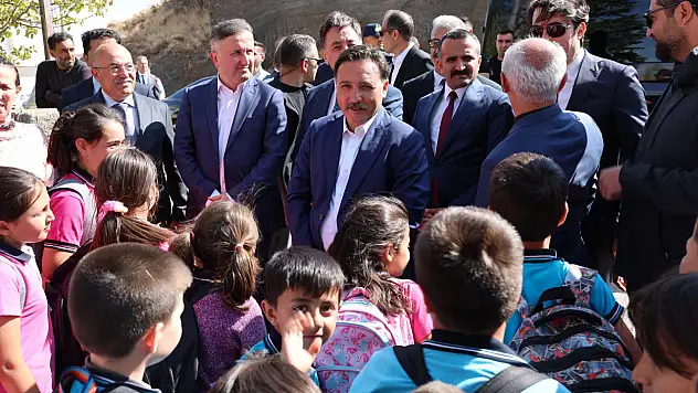 Vali Çiçek'ten Çomaklı ilk ve ortaokulu'na ziyaret