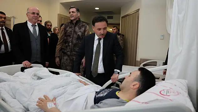 Vali Çiçek'ten yaralı polise ziyaret