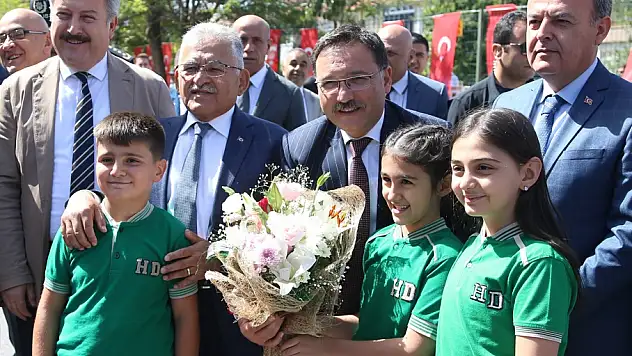 Vali Çiçek ve  Başkan Büyükkılıç, Öğrencilerin Heyecanına Ortak Oldu