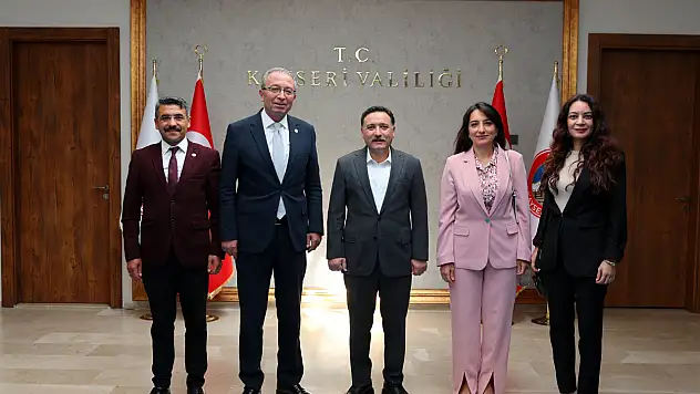 Vali Gökmen Çiçek, Baro Başkanı Özsoy'u makamında kabul etti