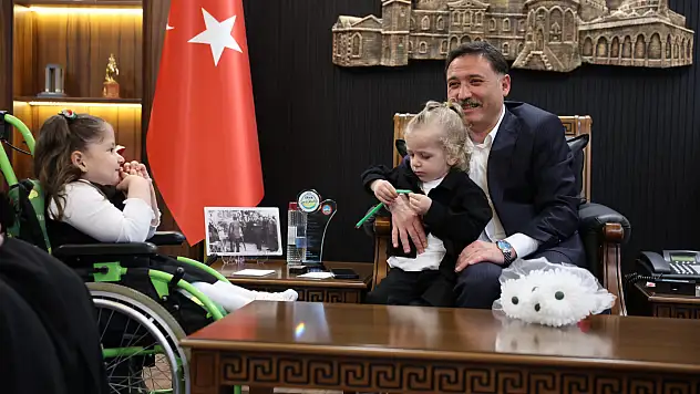Vali Gökmen Çiçek, Rüveyda Tanış ve Ailesini Makamında Ağırladı
