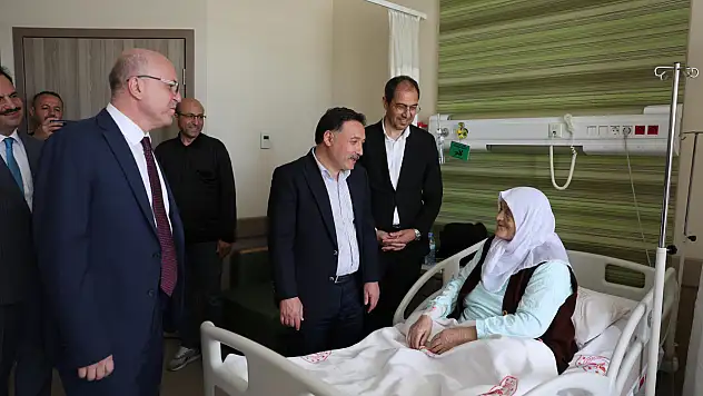 Vali Gökmen Çiçek'ten Bayramda Hastane Ziyareti