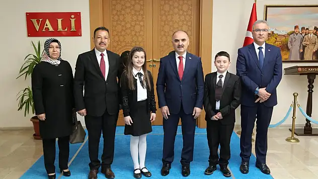 Vali Günaydın'ın Koltuğuna 4. Sınıf Öğrencisi Sena Ulusoy Oturdu