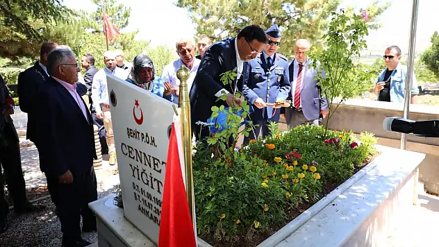 Vali Kübra Doğanay'ın Kabrini  Ziyaret Etti