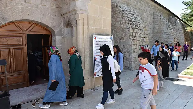 VATANDAŞLAR, TARİHE YOLCULUĞA YOĞUN İLGİ GÖSTERİYOR