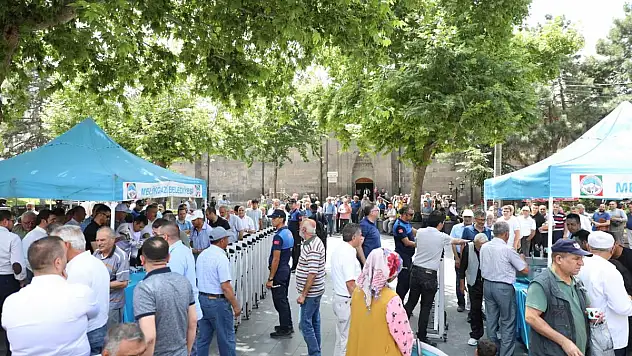VATANDAŞLARA AŞURE İKRAM ETTİ
