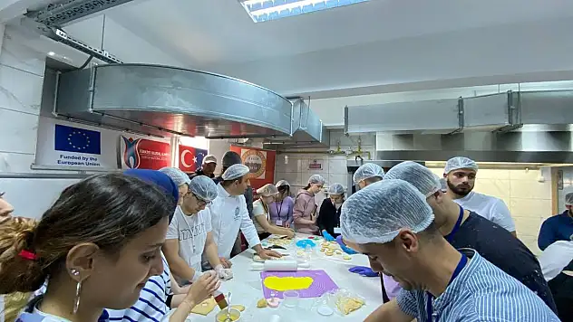 YABANCI GENÇLER KAYSERİ YEMEKLERİ YAPTI