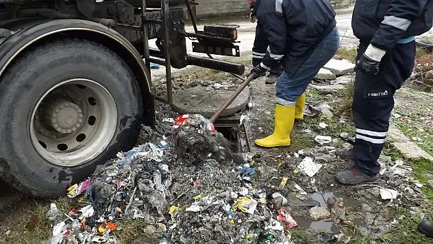 YAĞMUR SUYU HATLARINDAKİ ATIKLAR HAYRETE DÜŞÜRDÜ